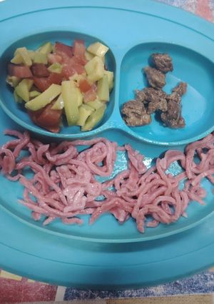 Una foto de Fideos de remolacha con guarnición