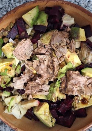 Una foto de Ensalada Crujiente de Aguacate, Espárragos y Alcachofas