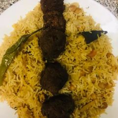 A picture of Chickpeas pulao with meatball.