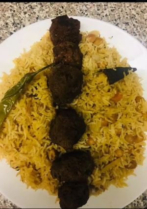 A picture of Chickpeas pulao with meatball.