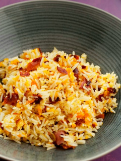 Una foto de Arroz asiático con huevos