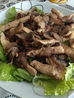 Una foto de Ensalada templada de pollo y champiñones