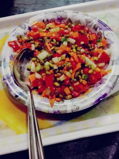 अंकुरित मूंग सलाद (Ankurit moong salad recipe in Hindi) रेसिपी मुख्य फोटो