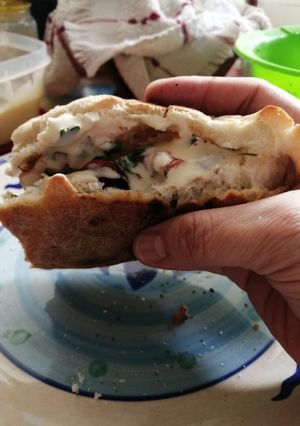 Una foto de Choripan con pebre y mayo
