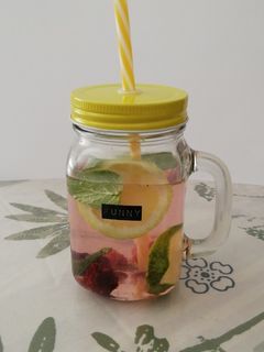 Une photo de Eau fraîche citron jaune et vert, menthe, framboises et mûres