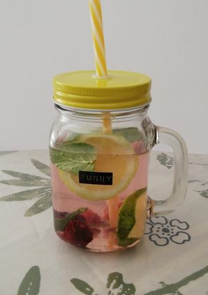 Une photo de Eau fraîche citron jaune et vert, menthe, framboises et mûres