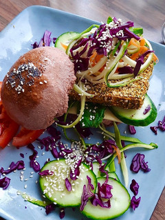 Una foto de Hamburguesa vegana de tofu rebozado en especias con pan de remolacha