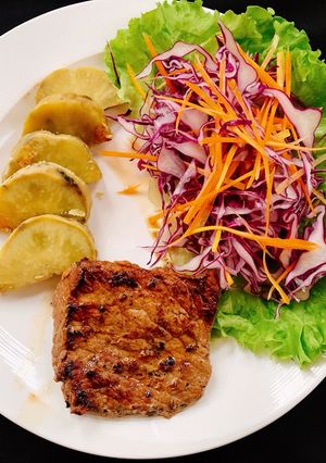 Hình của món Bò áp chảo + salad.