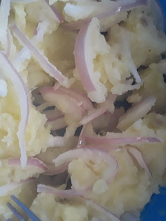 Una foto de Ensalada de papa con cebolla