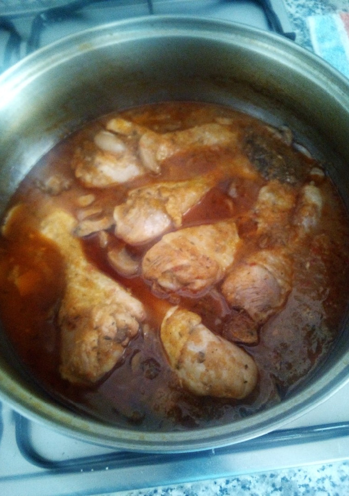 Una foto de Muslitos de pollo con champiñones