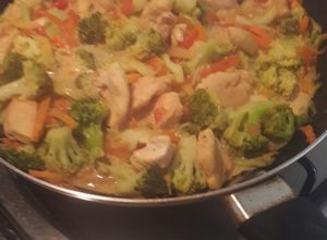 Una foto de Brócoli salteado con pechuga de pollo