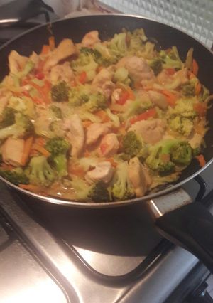 Una foto de Brócoli salteado con pechuga de pollo