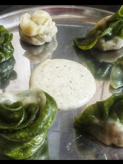 சிக்கன் மோமோஸ் (முட்டைகோஸ் இலை shape மற்றும் ரோஸ் shape)(Chicken momos recipe in tamil) செய்முறை முக்கிய புகைப்படம்