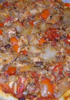 Una foto de Pizza sin queso para Viernes Santo de atún y morrones quemados