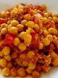 Garbanzos en sofrito y taquitos de jamón serrano