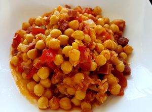 Foto principal de Garbanzos en sofrito y taquitos de jamón serrano