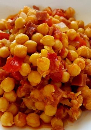 Una foto de Garbanzos en sofrito y taquitos de jamón serrano