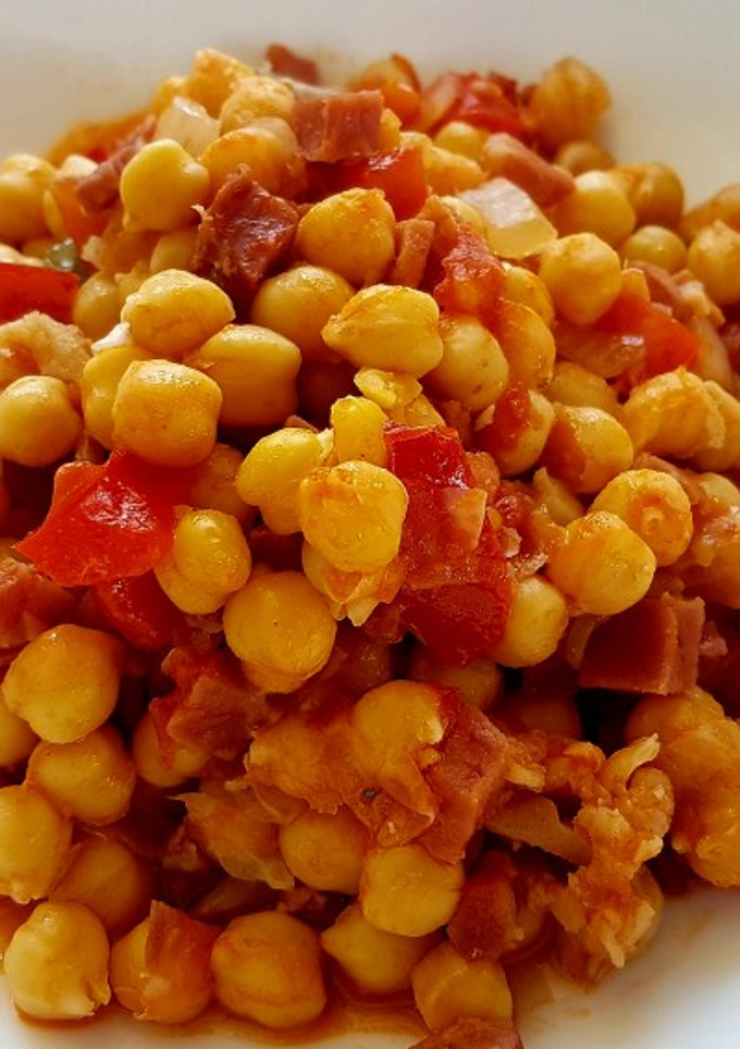Una foto de Garbanzos en sofrito y taquitos de jamón serrano