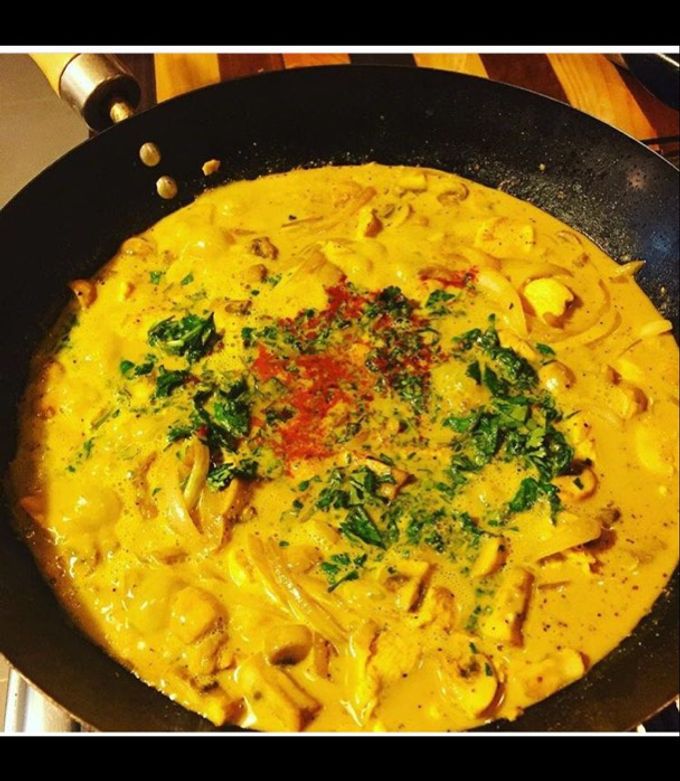 Una foto de Pollo al curry y crema de coco