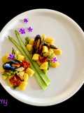 Gnocchi di patate e zafferano con asparagi, cozze e pomodorini confit