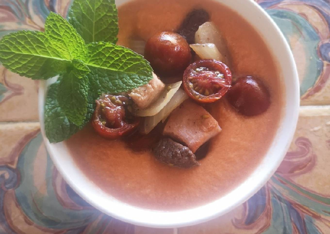 Gazpacho con toque a melocotón y guarnición