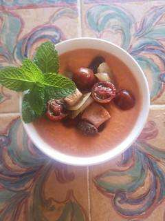 Una foto de Gazpacho con toque a melocotón y guarnición