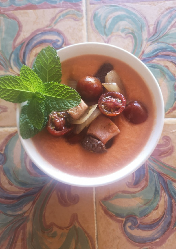 Una foto de Gazpacho con toque a melocotón y guarnición