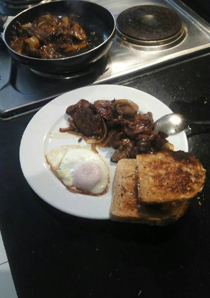 Una foto de Higaditos de pollo con cebolla