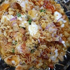 A picture of Samosa chaat.