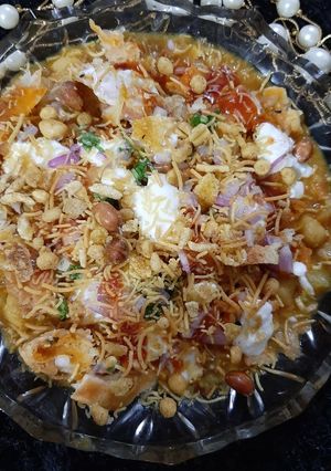A picture of Samosa chaat.
