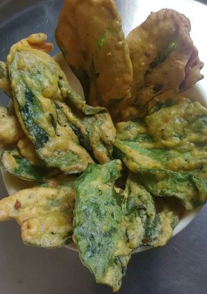 A picture of Crispy spinach fritters.