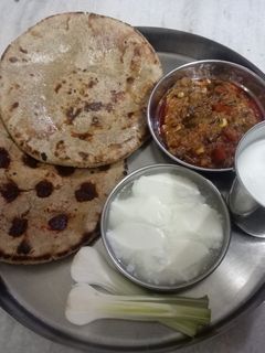 બાજરાનો લસણિયો રોટલો (Bajra Garlic Rotlo Recipe in Gujarati) રેસીપી મુખ્ય ફોટો