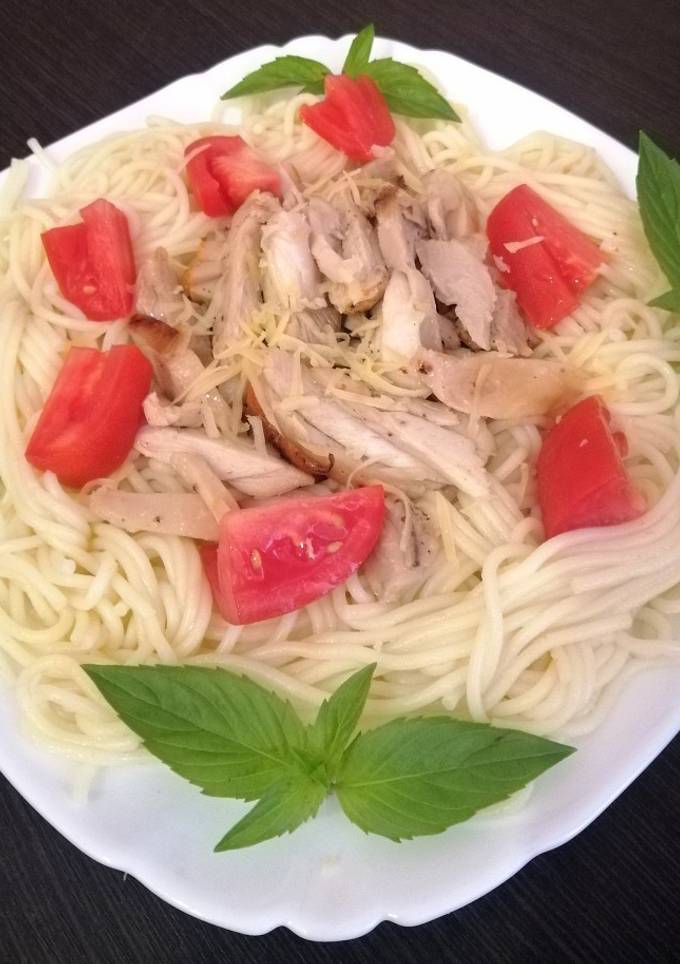Спагетті з курячим м'ясом