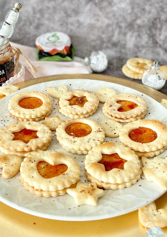 Una foto de Galletas con mermelada de pisto tricolor
