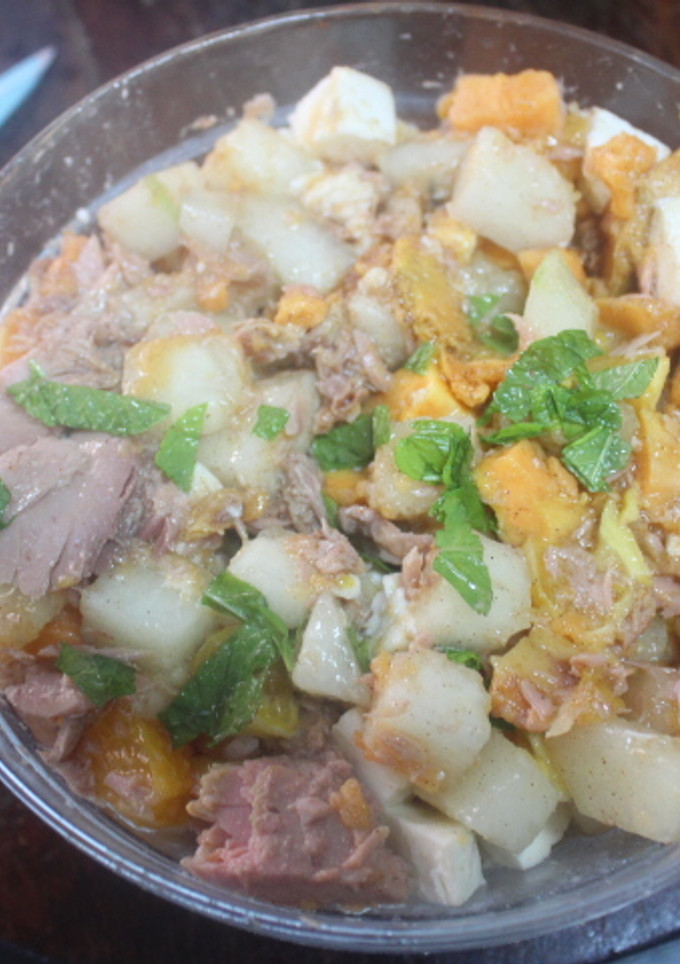 Una foto de Ensalada de atún con naranja, boniato y melón
