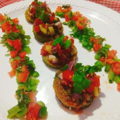 A picture of Dhokla e Salsa.