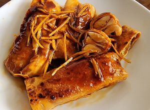 Hình của món Váng đậu cuộn nấm đùi gà sốt chua ngọt (món chay).