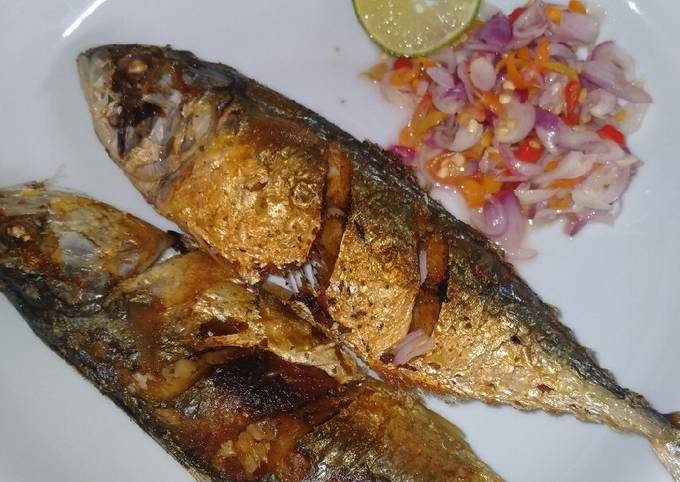 Ikan kembung goreng + sambal matah ala-ala