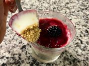 Una foto de cheesecake con yogur natural