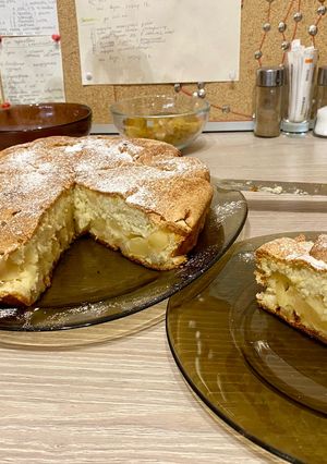 A picture of Шарлотка с яблоками.