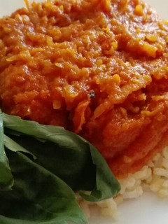 Una foto de Arroz integral con salsa de tomate