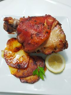 Una foto de Codillo al horno con patatas