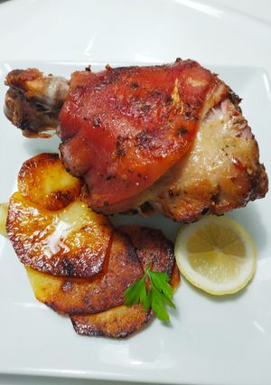 Una foto de Codillo al horno con patatas