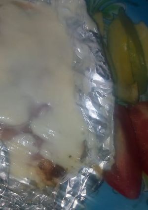 Una foto de Pollo gratinado con guarnición