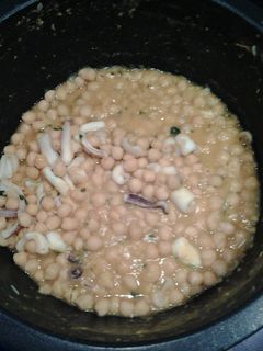 Una foto de Garbanzos con calamares