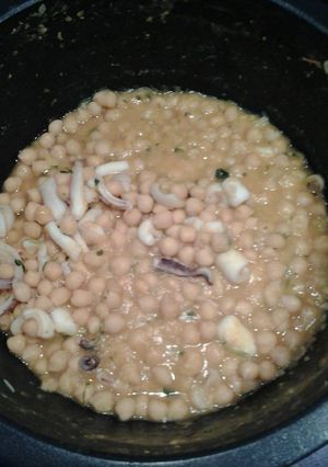 Foto principal de Garbanzos con calamares
