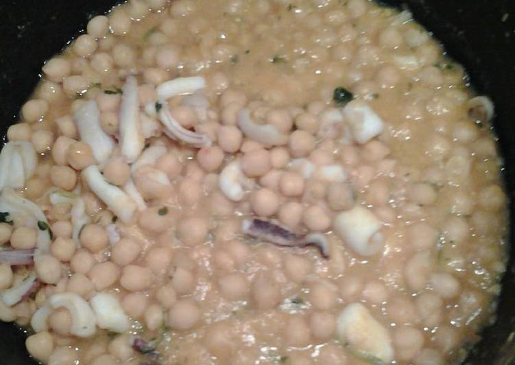Garbanzos con calamares