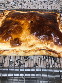 Una foto de Empanada de jamón de york, queso y ciruelas pasas