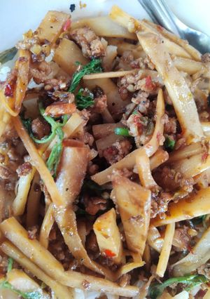 รูปของ กะเพราหน่อไม้หมูสับ