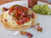 Una foto de frijoles con tortillas de maíz